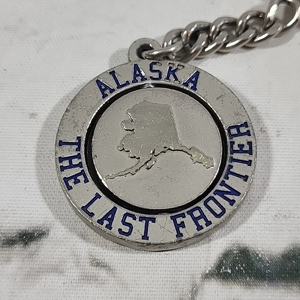 Alaska The Last Frontier 49th State‎ Metal Spinner Keychain With Grizzly Bear